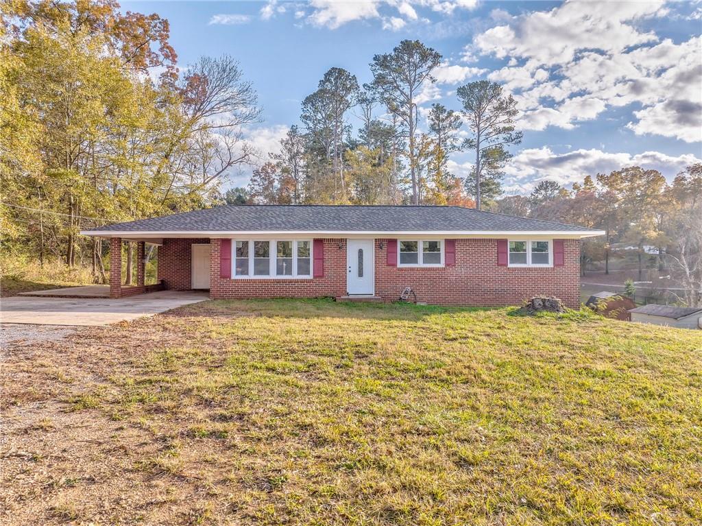 a view of a house with a yard