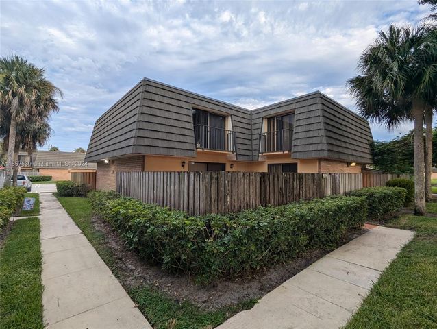 $2,000 | 4214 42nd Way, Unit 4214 | The Villages of Palm Beach Lakes