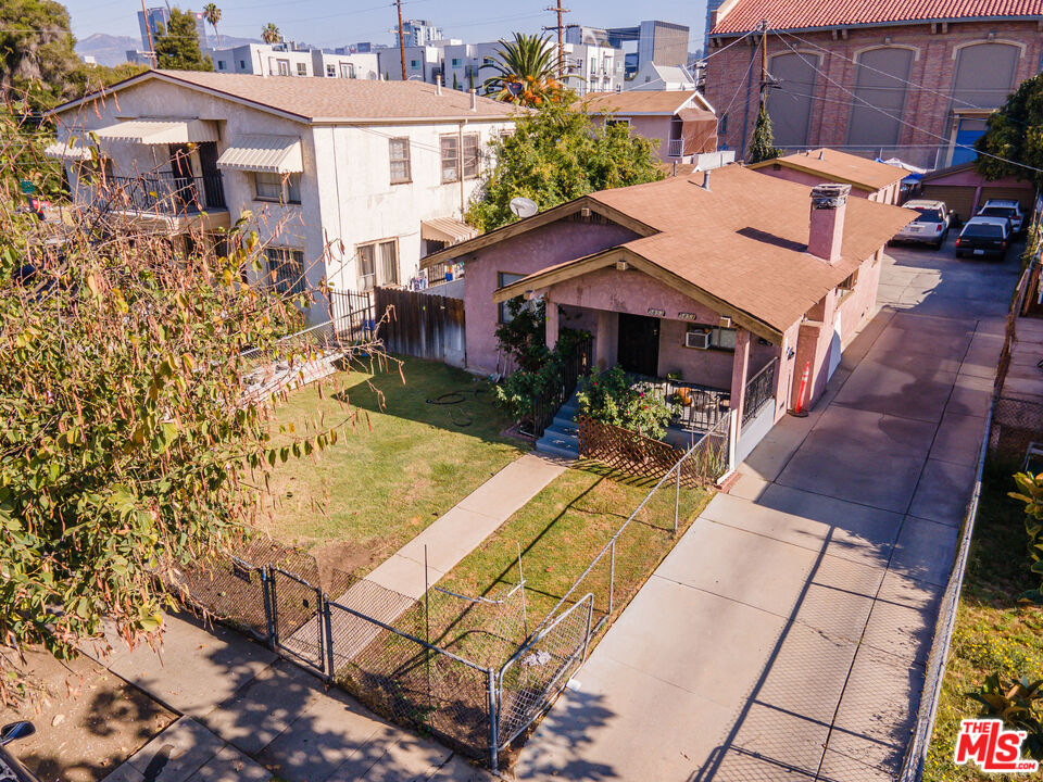 a view of multiple houses with a yard