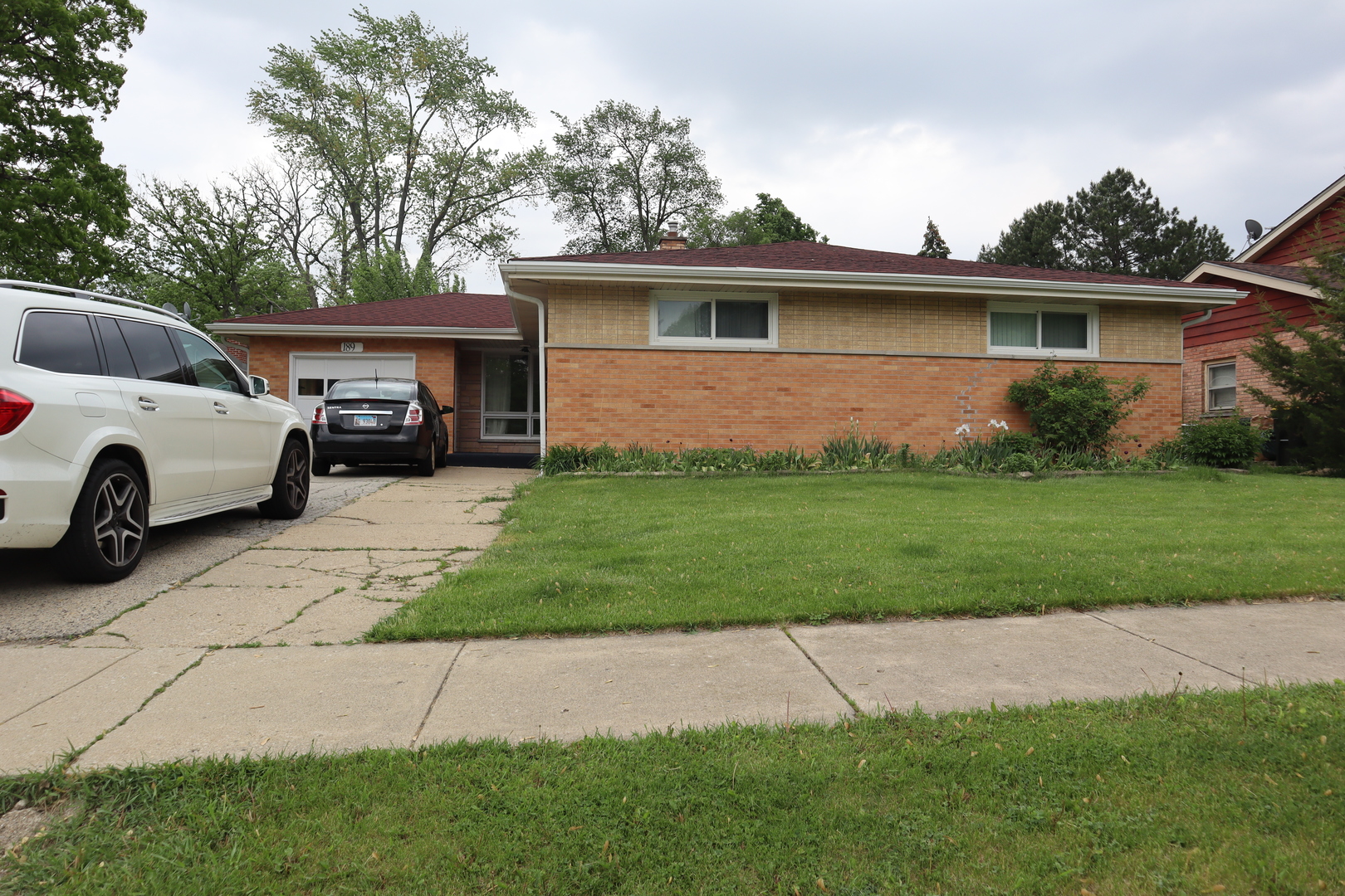 a view of a yard in front of a house