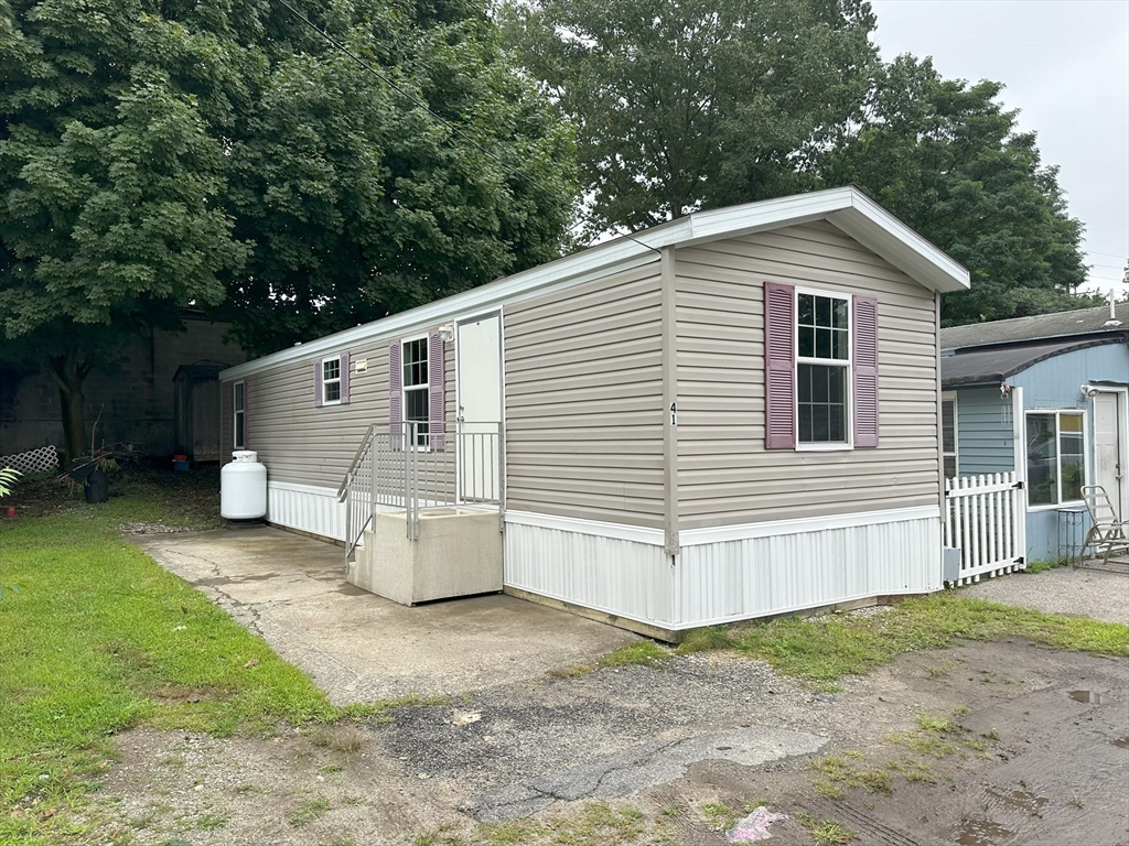 a view of a house with a yard