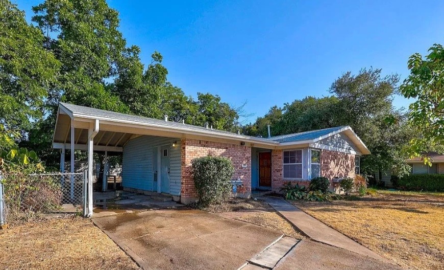 a view of a house with a yard