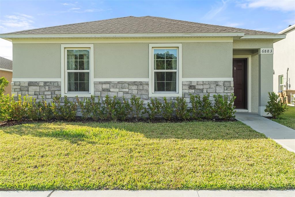 a view of a house with backyard and garden