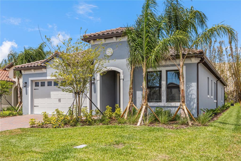 a view of a house with backyard and garden