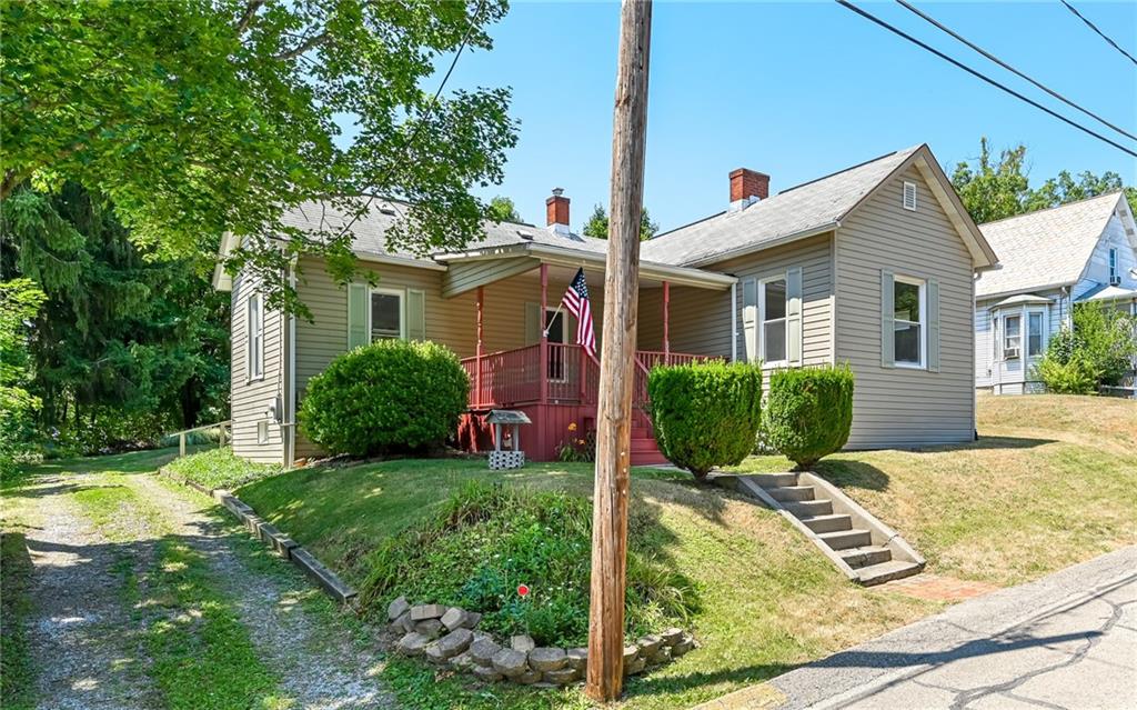 a view of a house with backyard