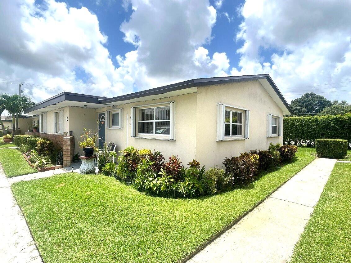 a view of a house with backyard and garden