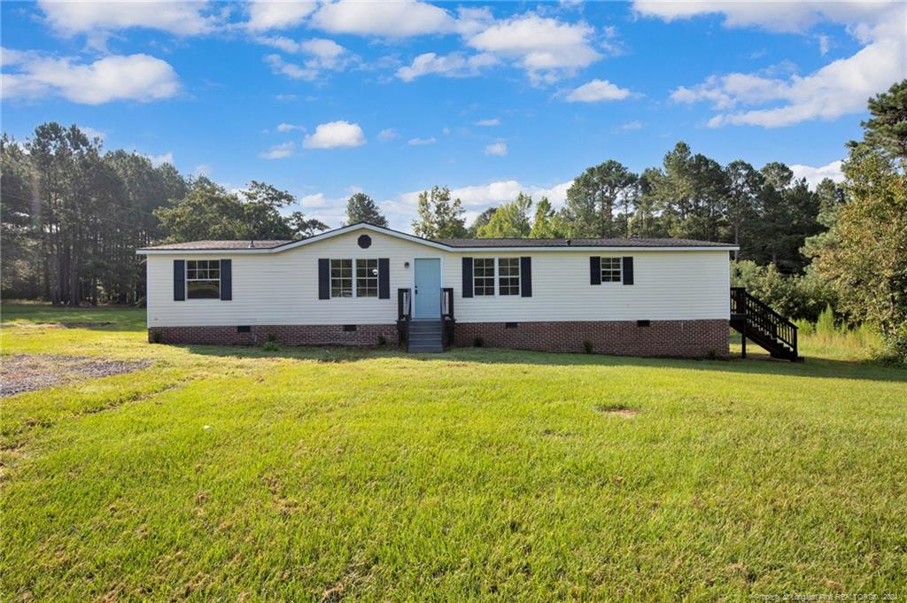 a view of a house with a backyard