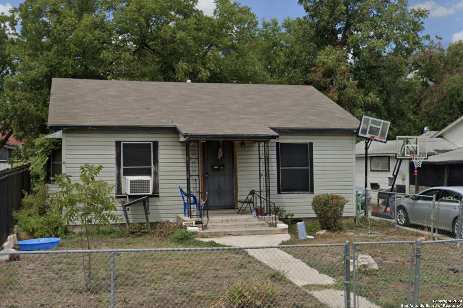 a view of a house with backyard