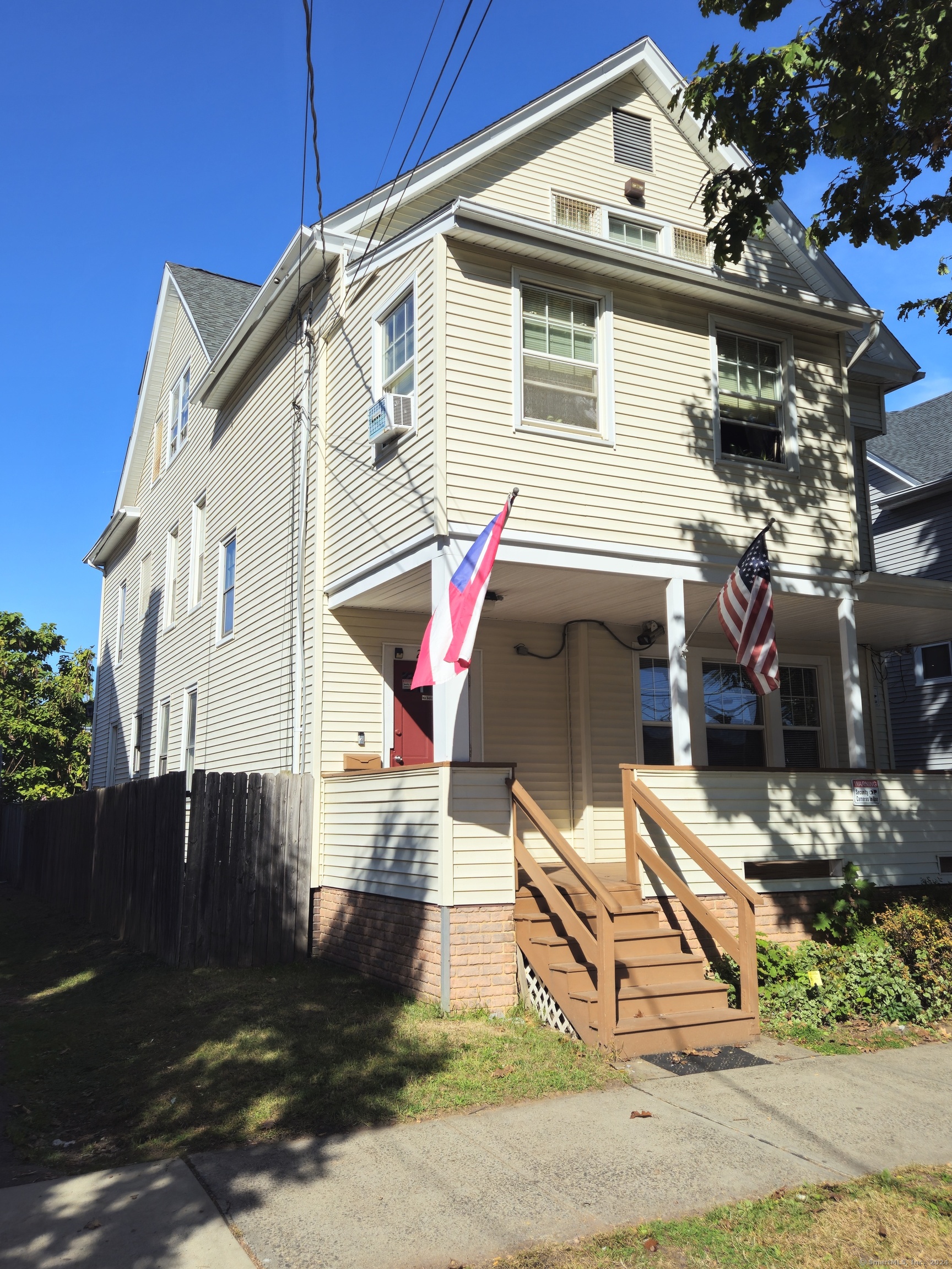 a view of a house with yard