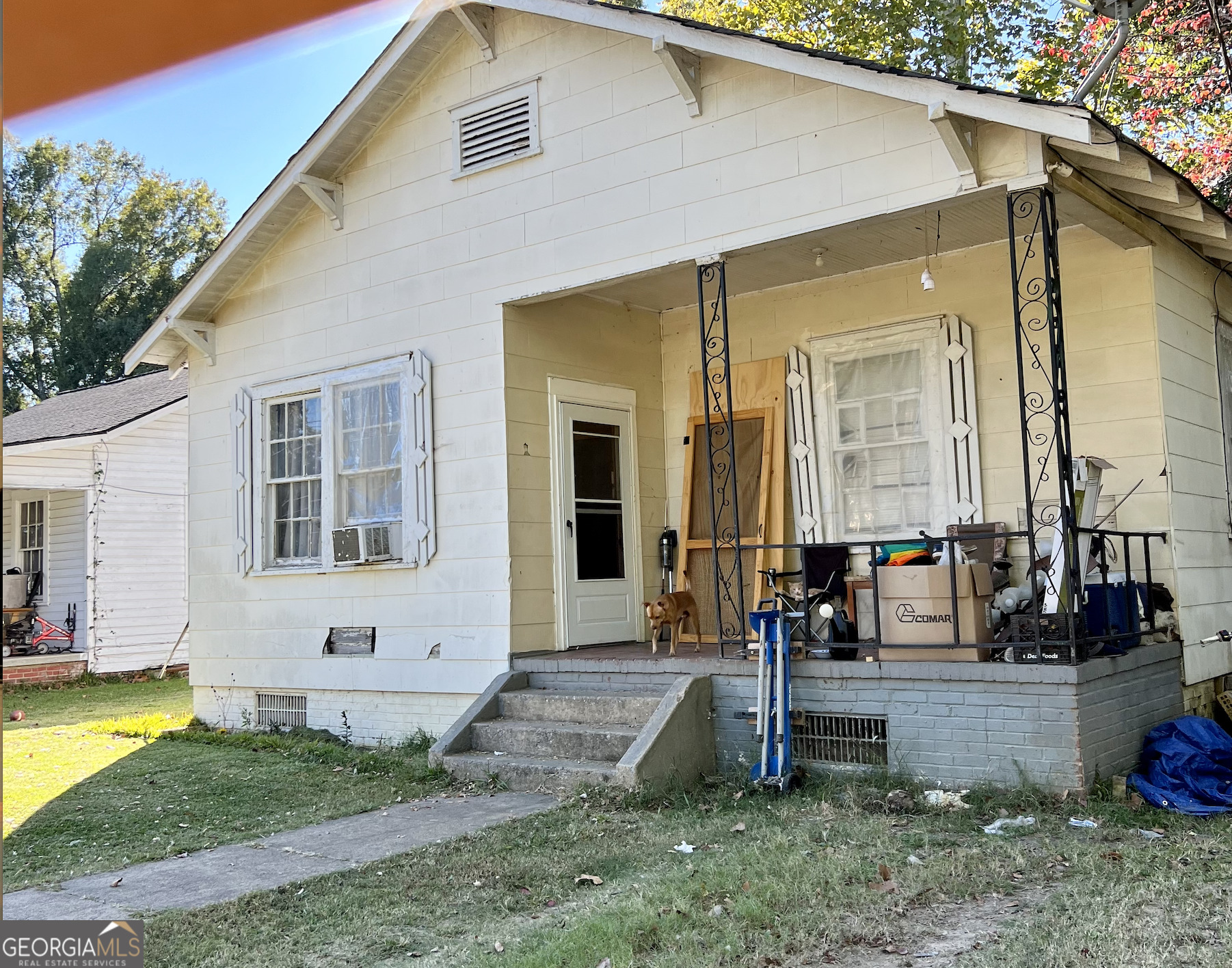 a front view of house with yard