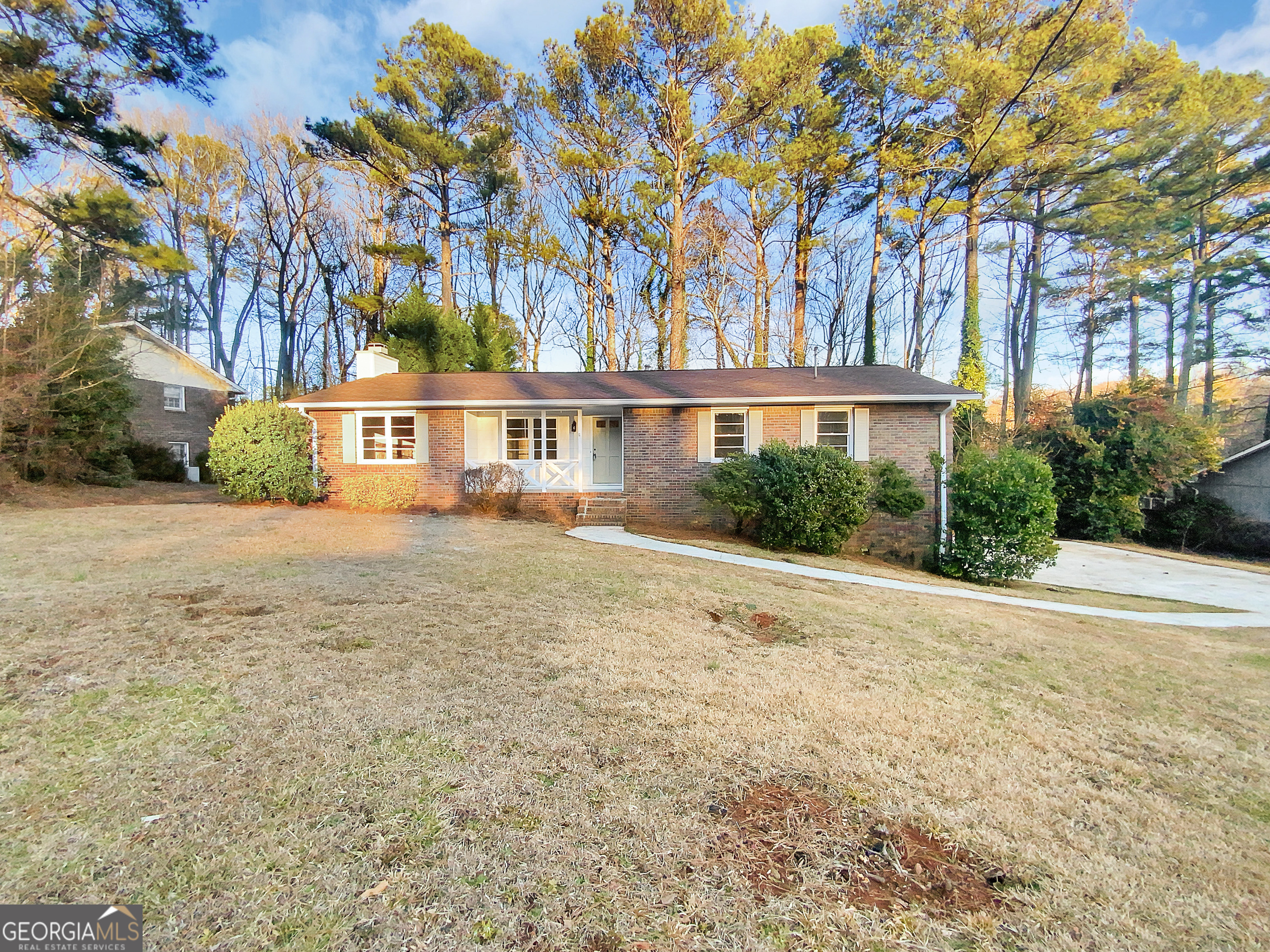 a view of a house with a yard