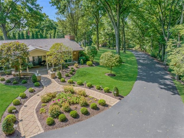 $2,395,000 | 2000 Hycroft Drive | Upper St. Clair