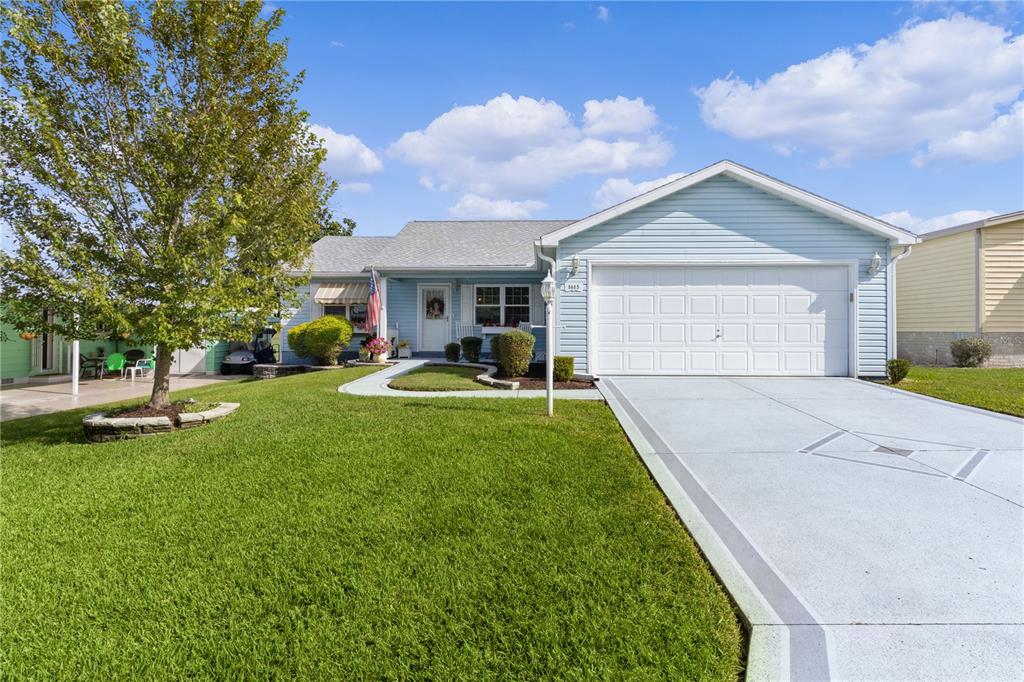 a view of a yard in front of house