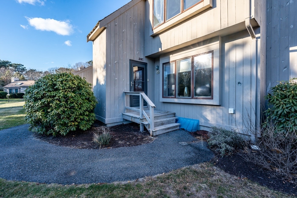 a view of a house with backyard and garden