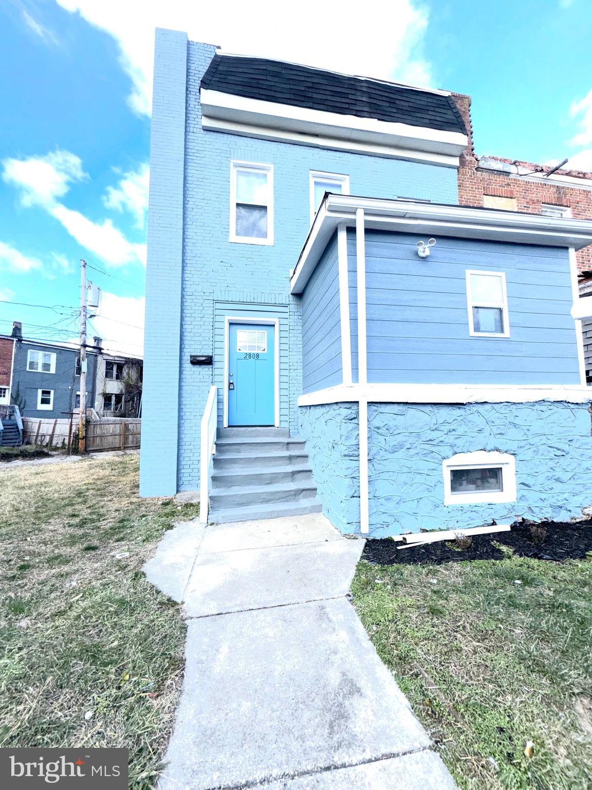 a view of a house with a yard