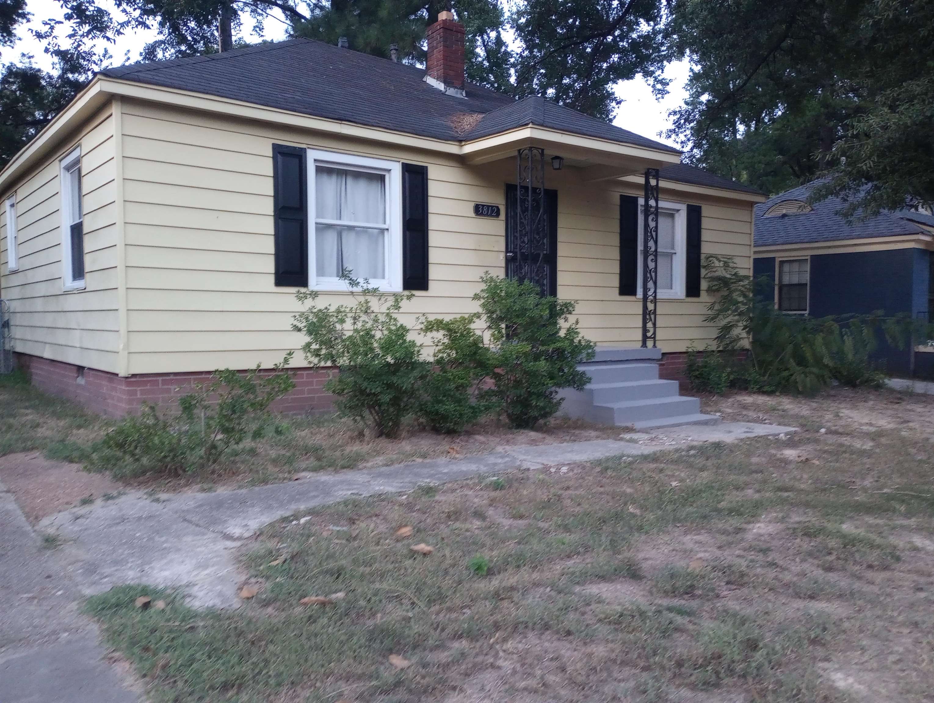 a view of a house with a yard