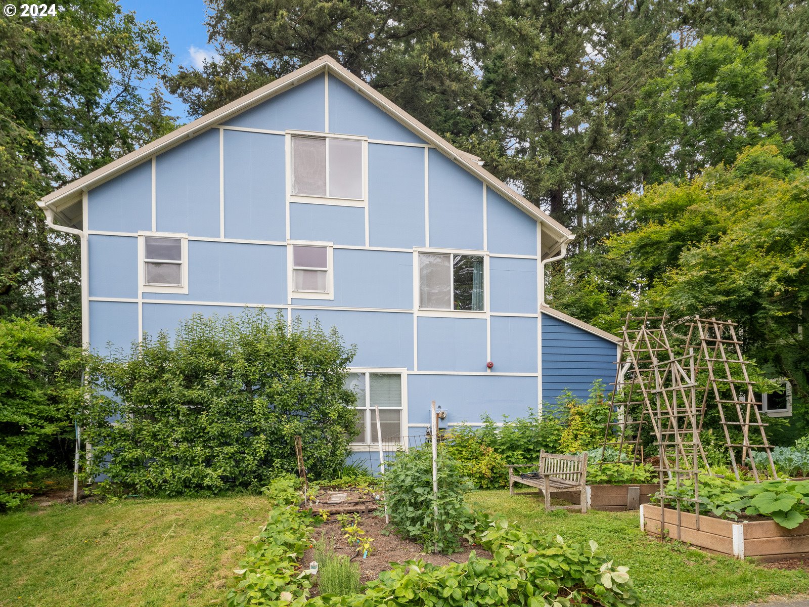 a view of a house with backyard and garden