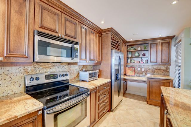 $525,000 | 14 Royal Palm Way, Unit 6060 | Southeast Boca Raton