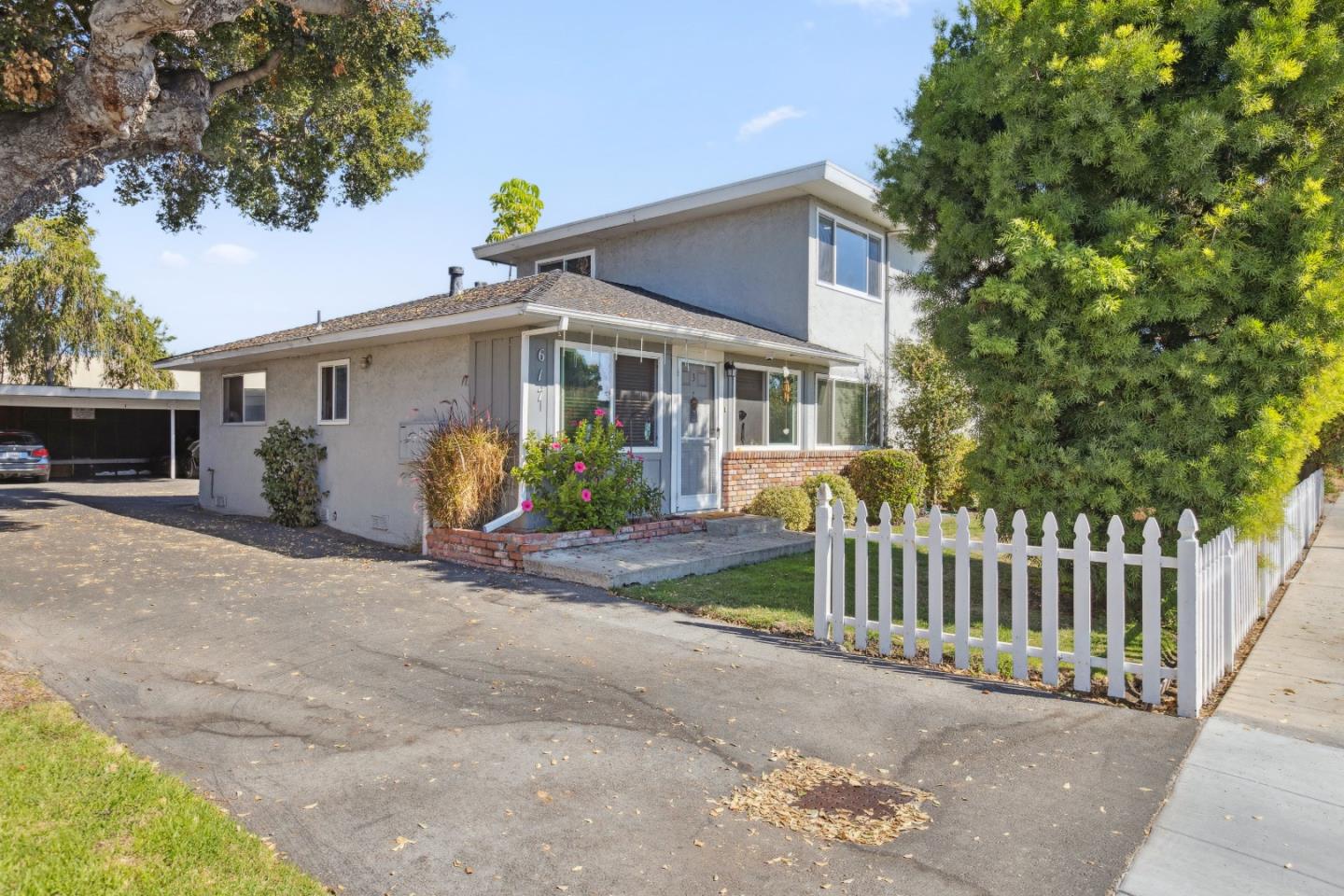 a view of a house with a yard and plants