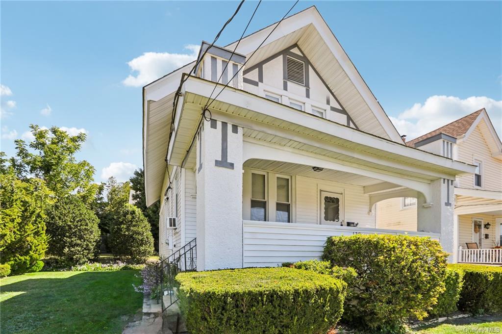 View of front facade with a front yard and covered porch