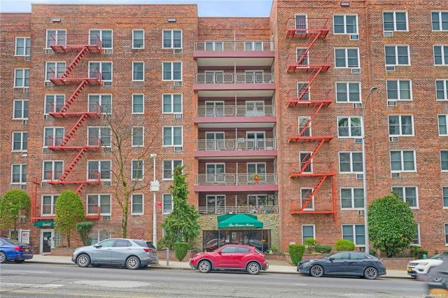 $340,000 | 241-20 Northern Boulevard, Unit 2B | Douglaston