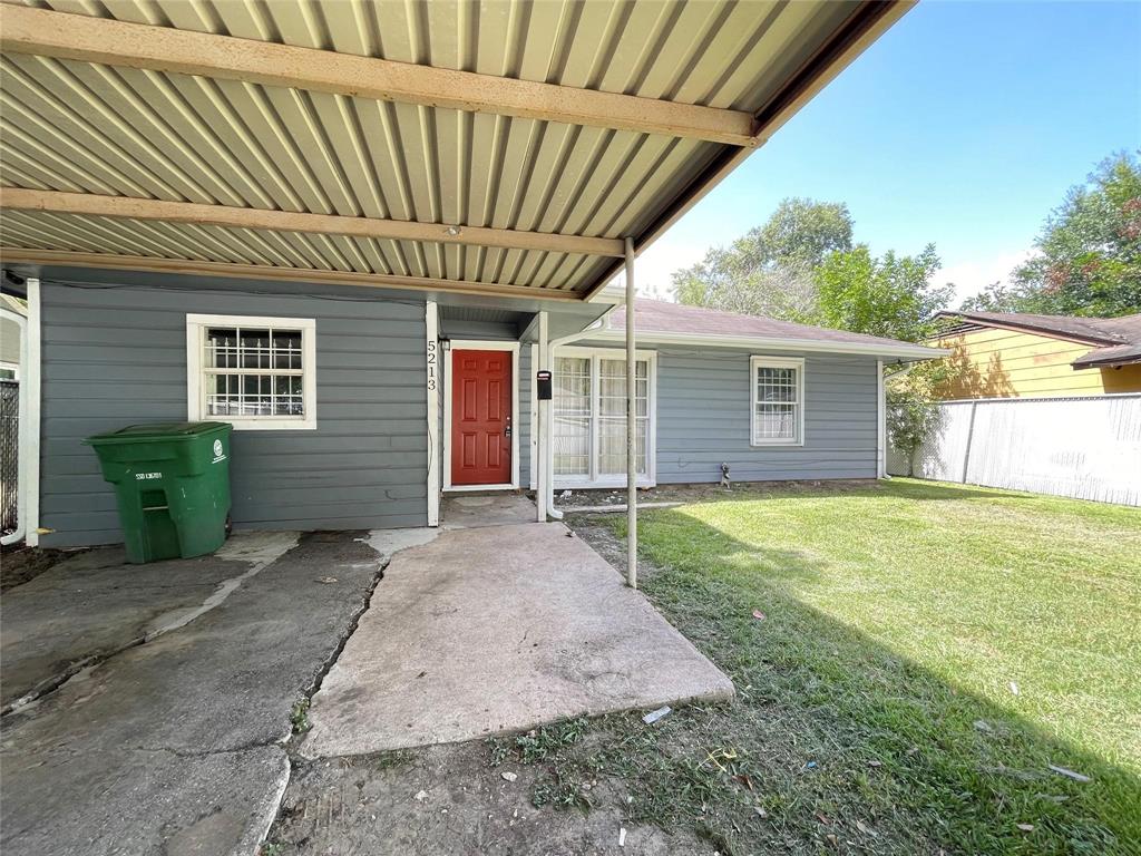 a view of a house with a backyard