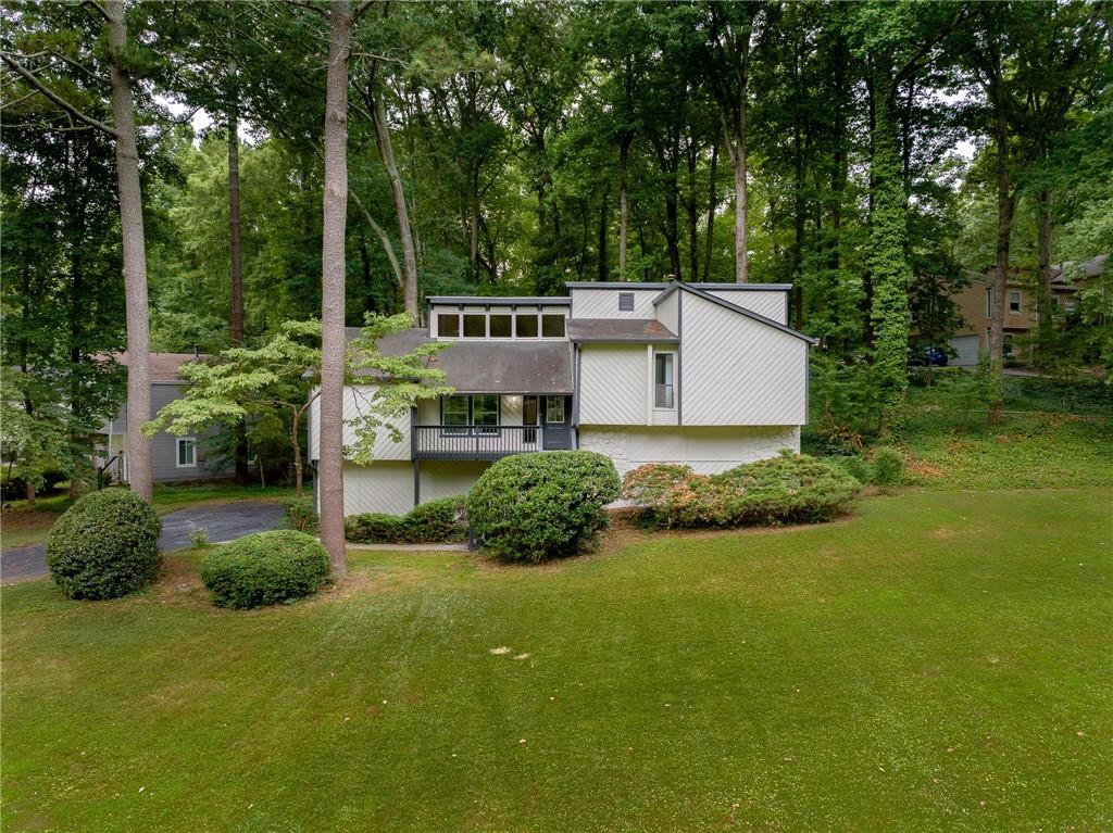 a view of a house with backyard and garden