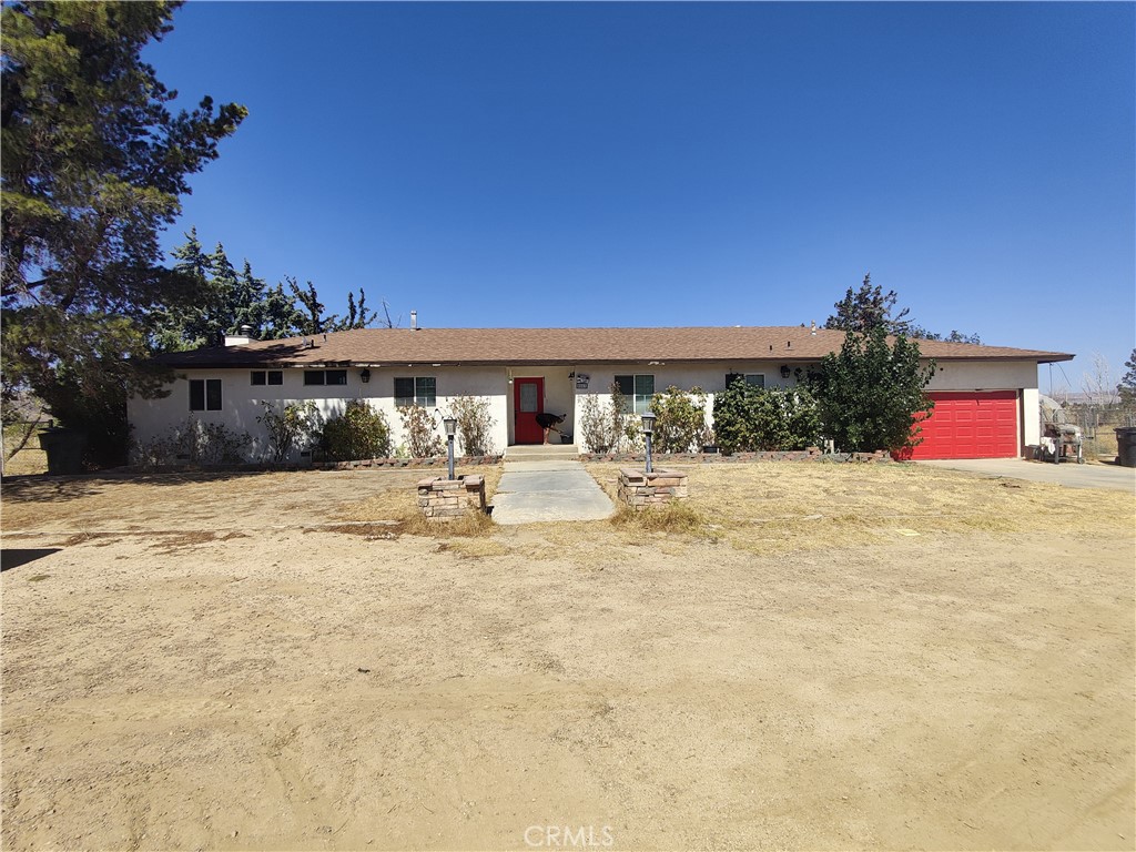 a front view of house with yard