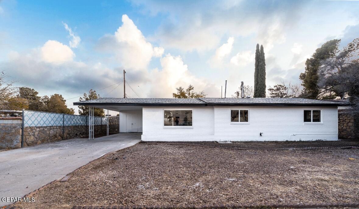 a view of a house with backyard and roof