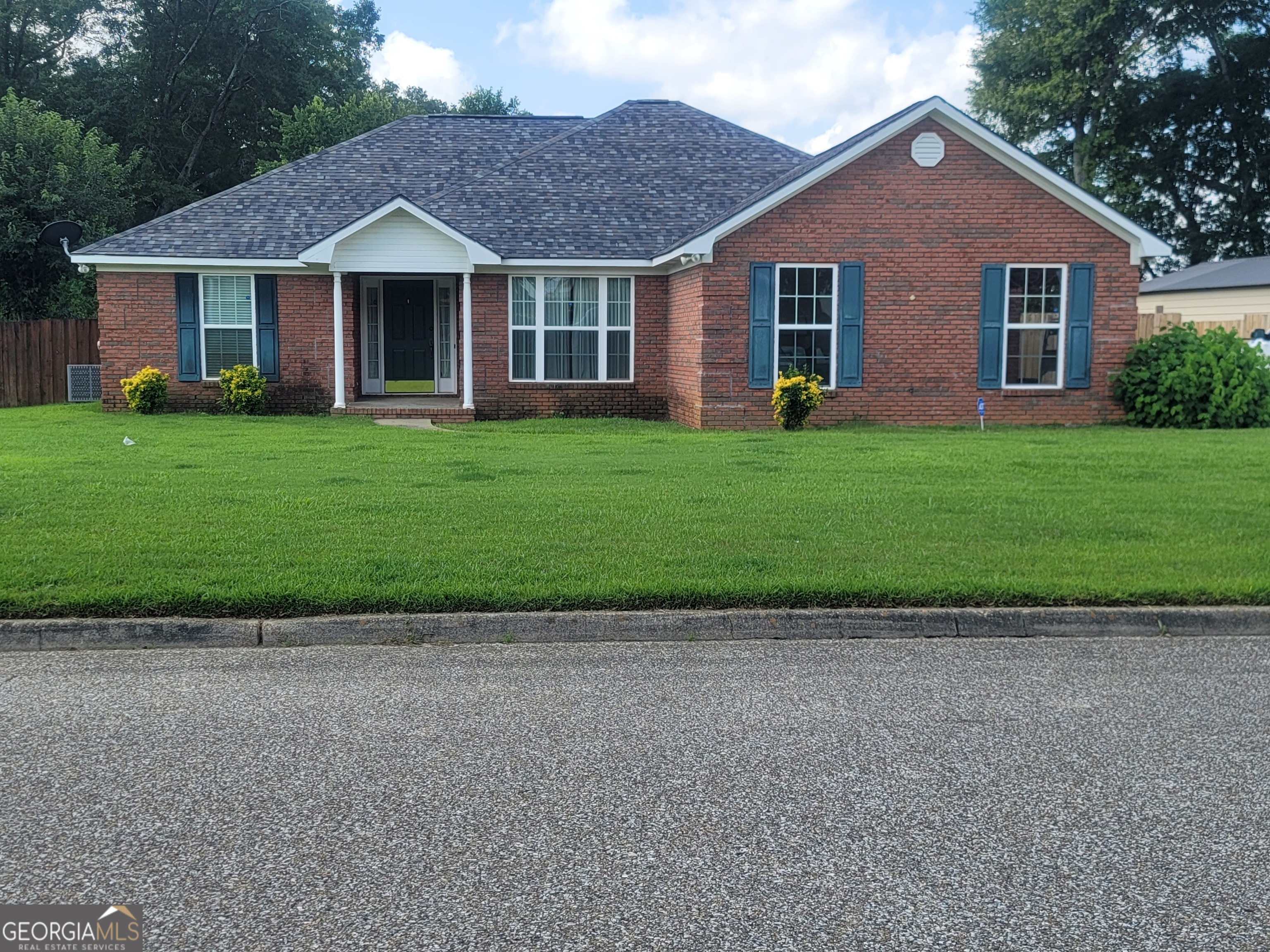 a view of a yard in front of a house