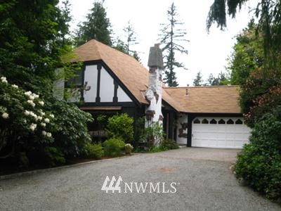 a view of a house with a yard and garage