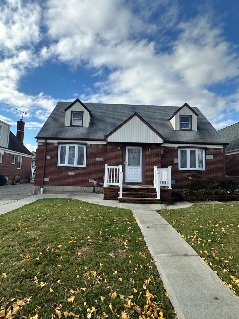 View of front of home featuring a front yard