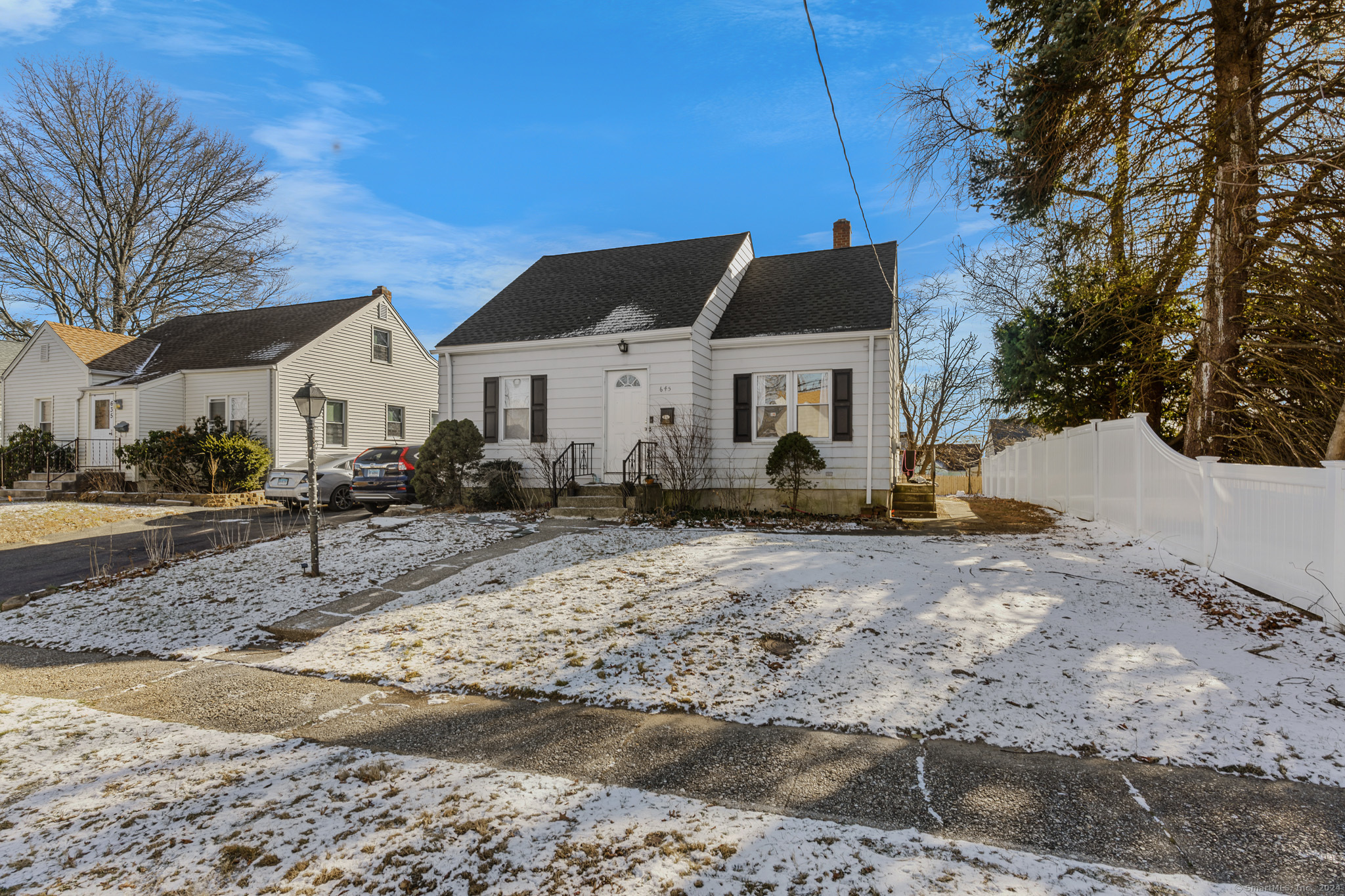 a view of a yard with a house