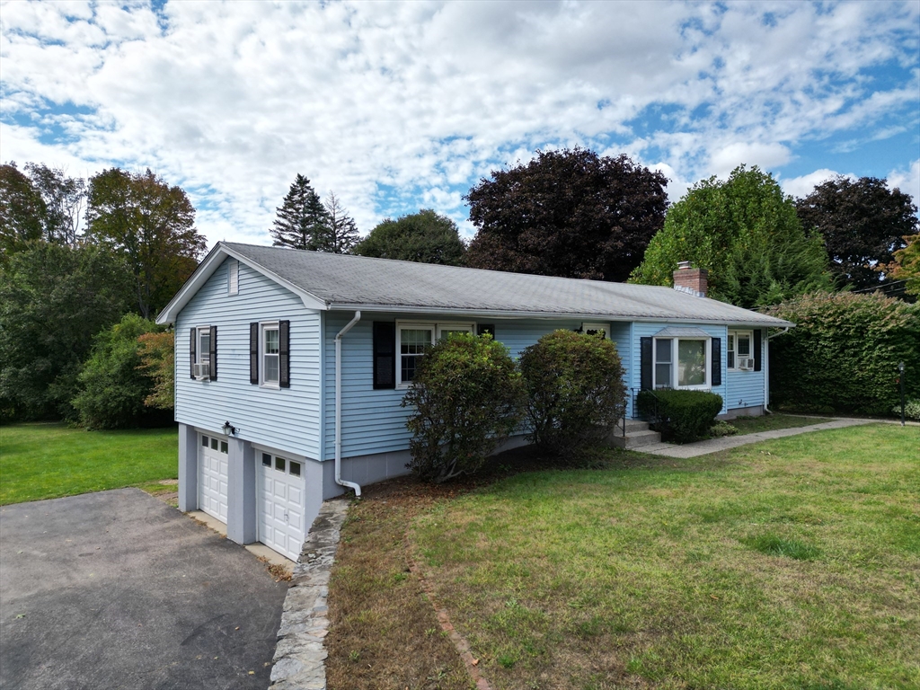 a view of a house with backyard and garden