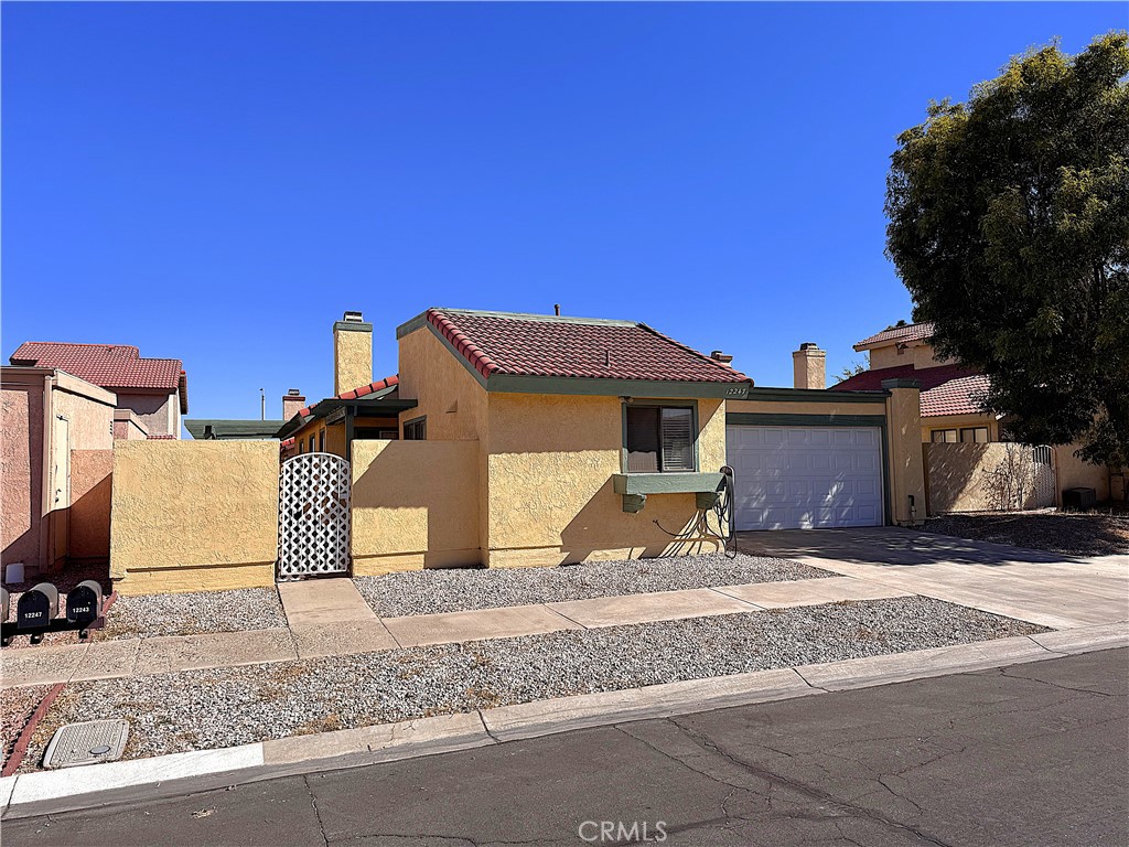 a view of a house with backyard