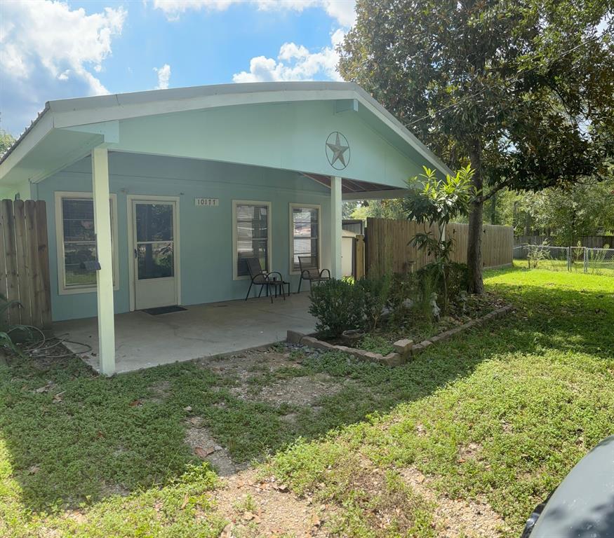 a view of a house with backyard and garden