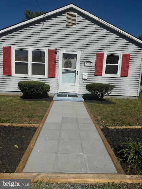 a view of a house with backyard