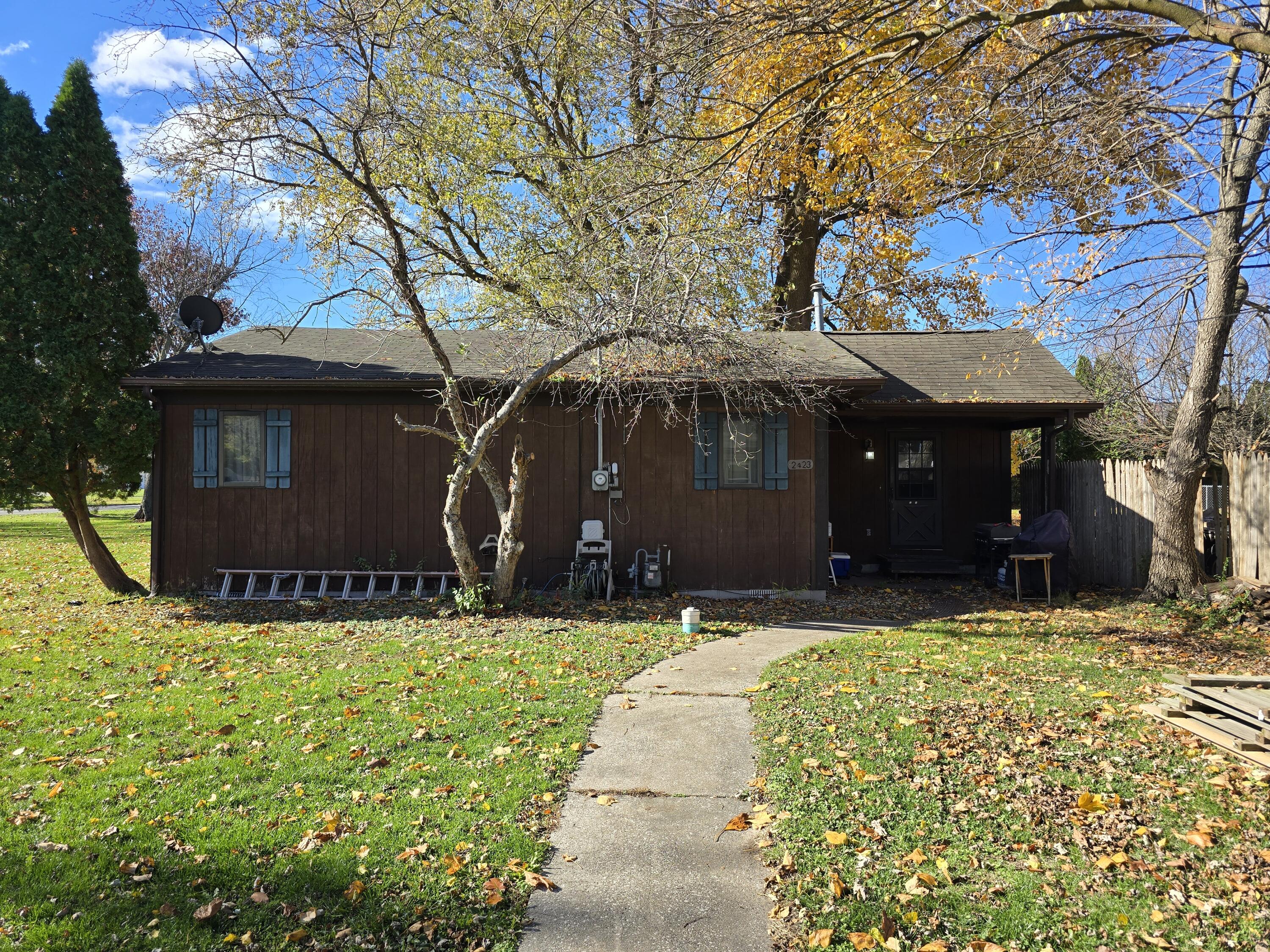 a view of a house with a yard