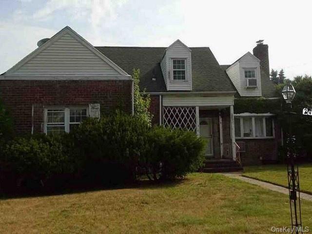 Cape cod home featuring a front yard