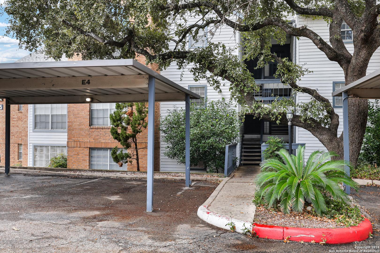 a view of a house with backyard