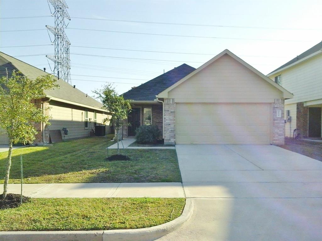 a view of a yard in front of a house