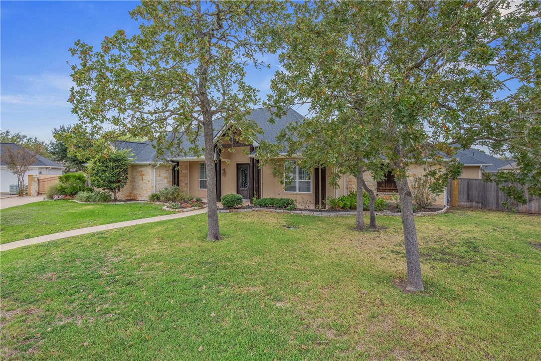 View of front of home featuring a front lawn