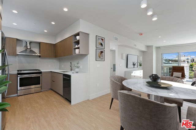 $6,100 | 11837 Mayfield Avenue, Unit 104 | Brentwood