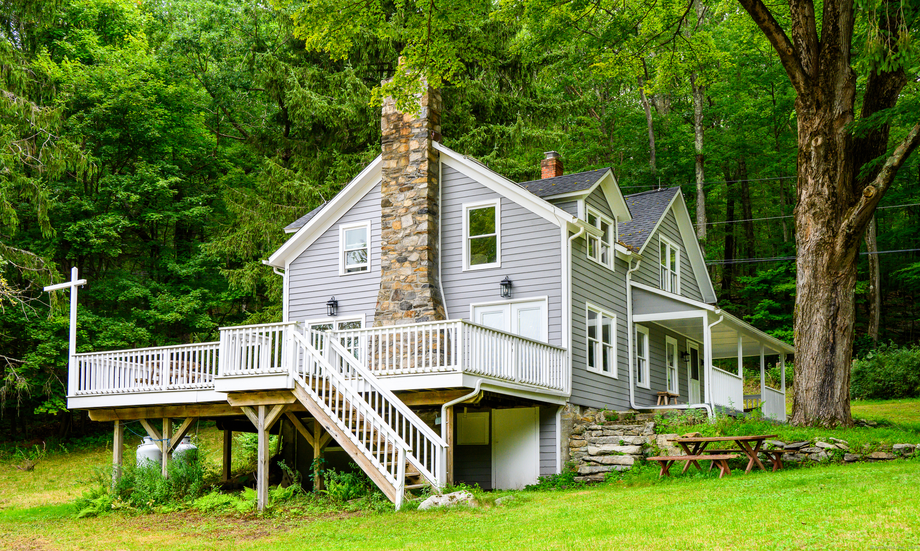 a view of house with a yard