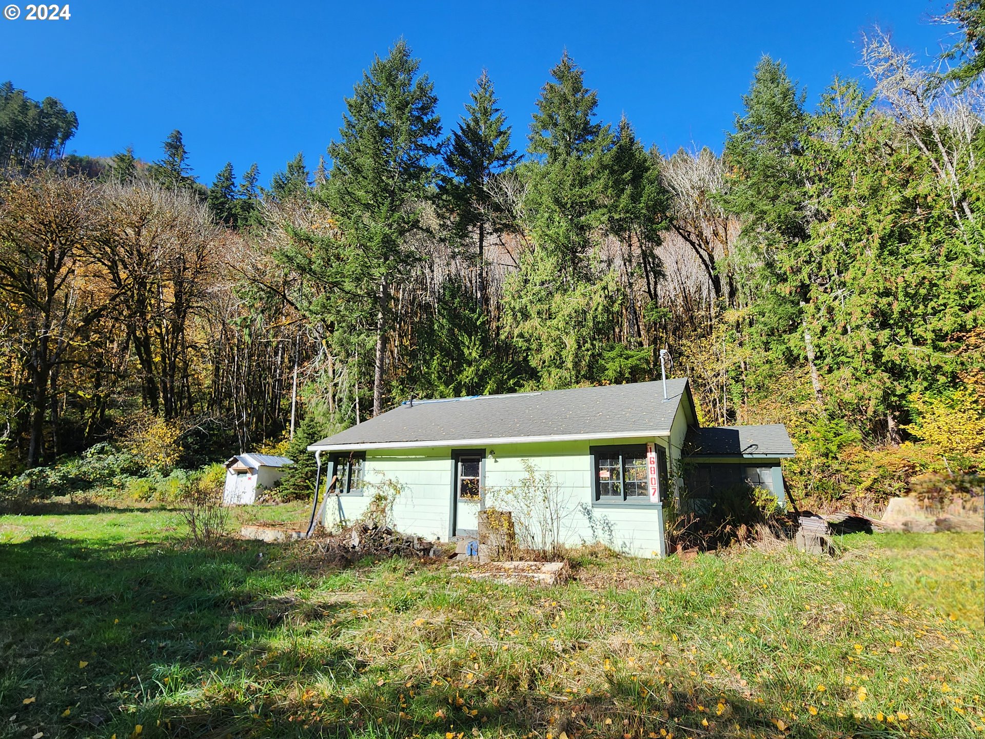 a view of a house with a yard