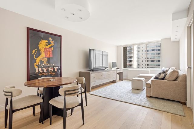 $1,250,000 | 220 East 65th Street, Unit 12J | Lenox Hill