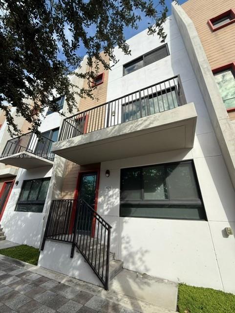 a view of entryway with a front door