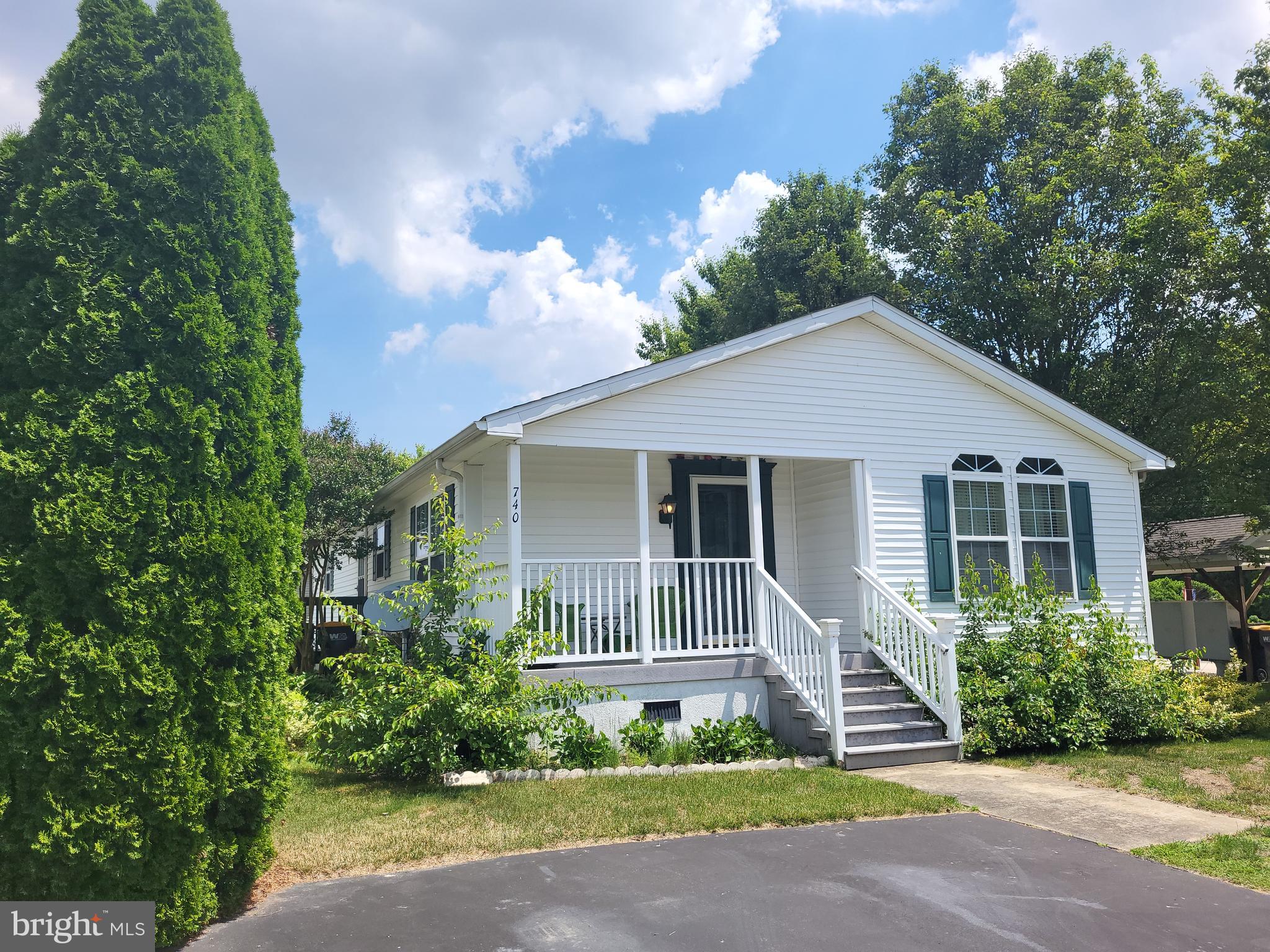 a view of front of house with a yard