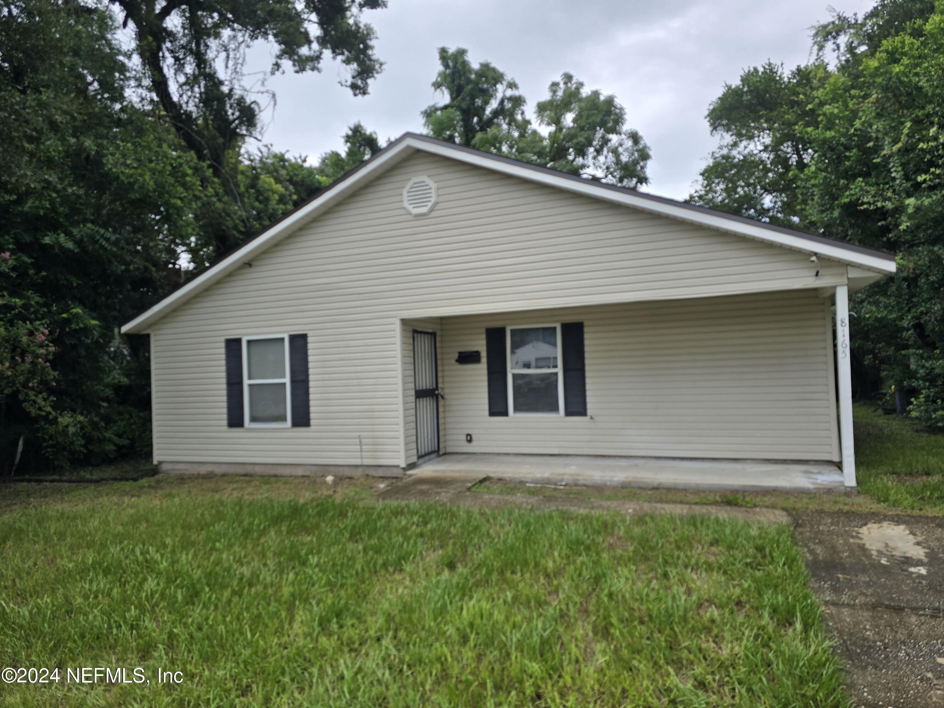 a view of a house with yard