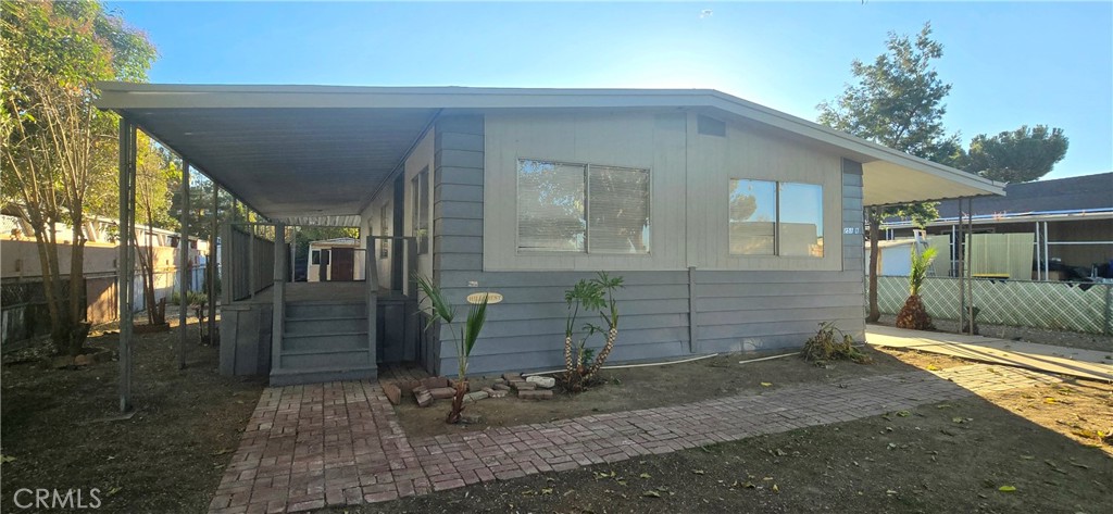 a view of a house with backyard